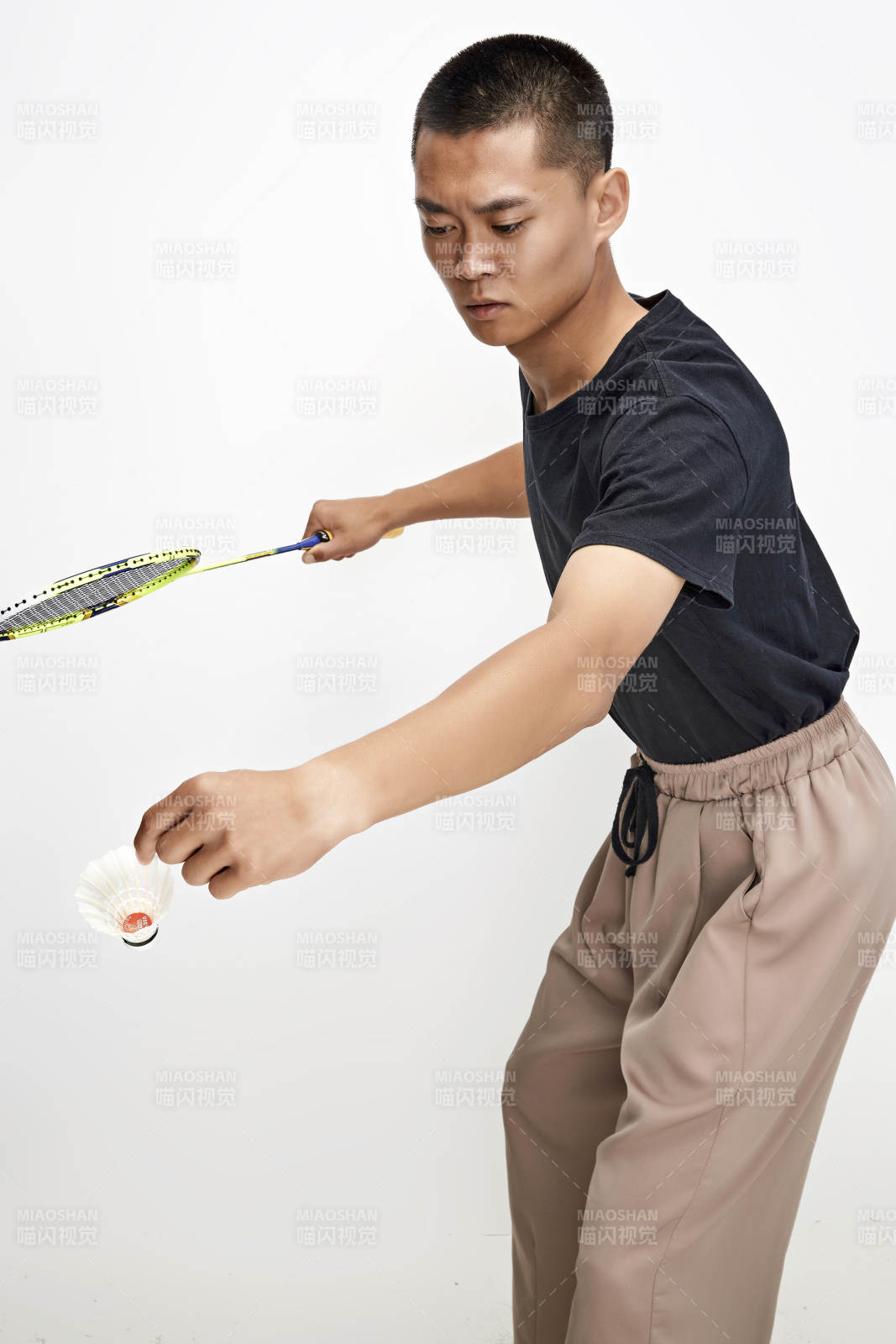 白色背景下健碩的亞洲羽毛球運動員形象