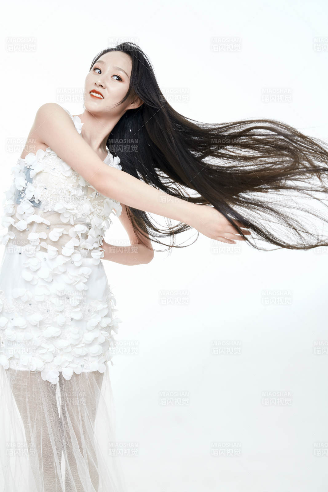 白色背景舞動長發的少女人像