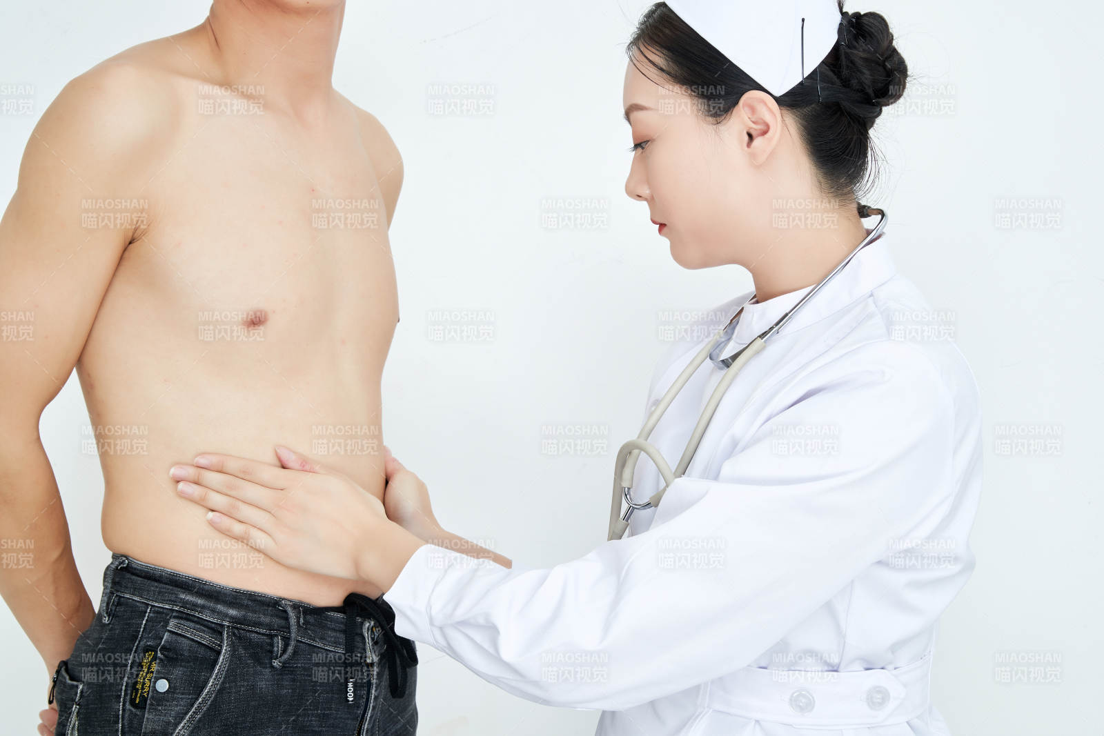 年輕的女性醫護人員為患者進行身體按壓檢查