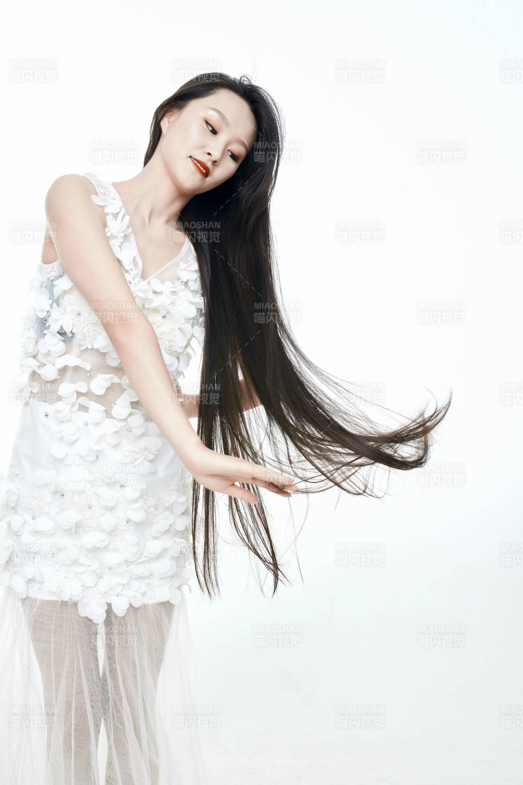 白色背景舞動長發的少女人像