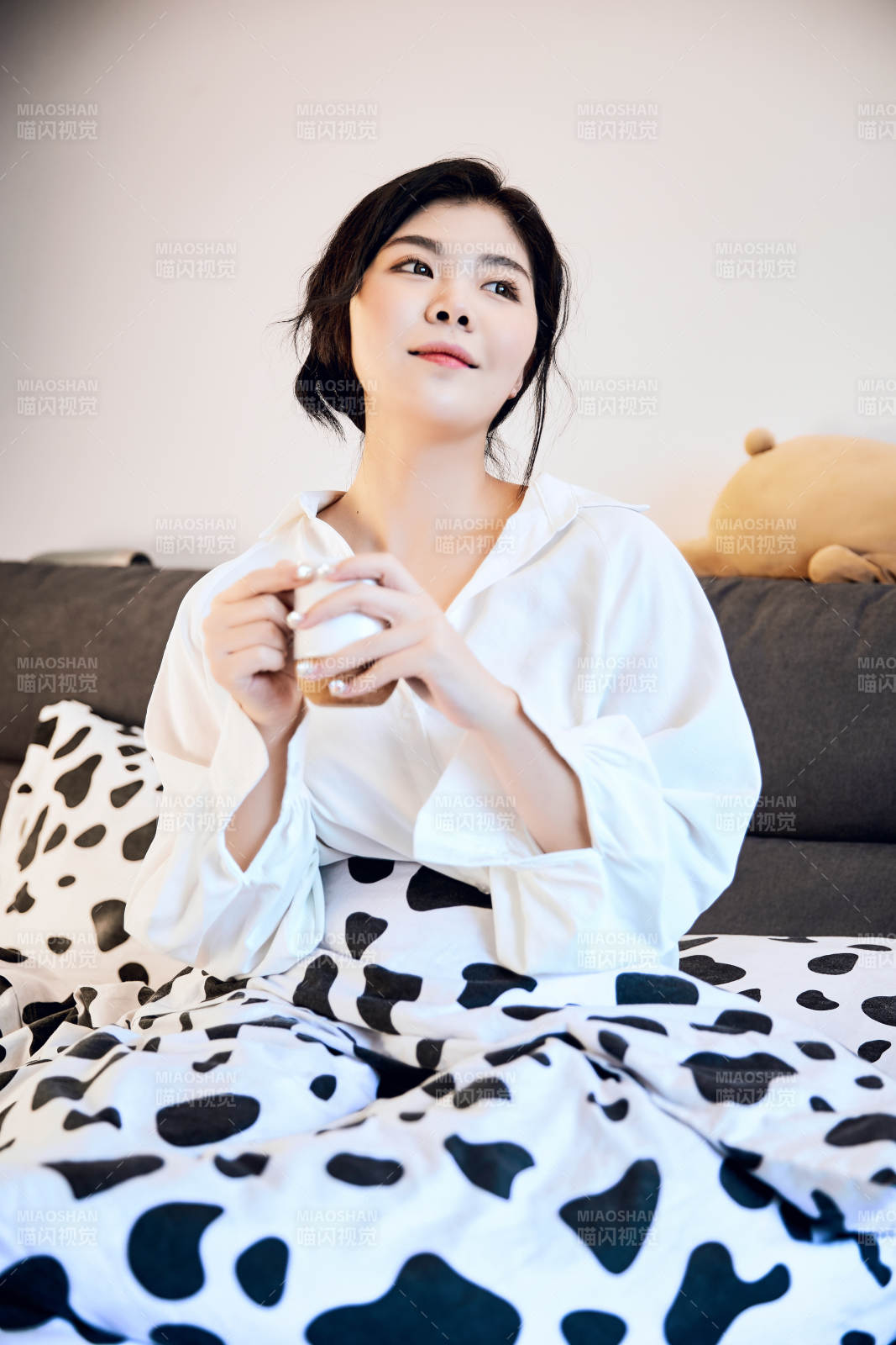 剛剛睡醒,起床的亞洲女孩