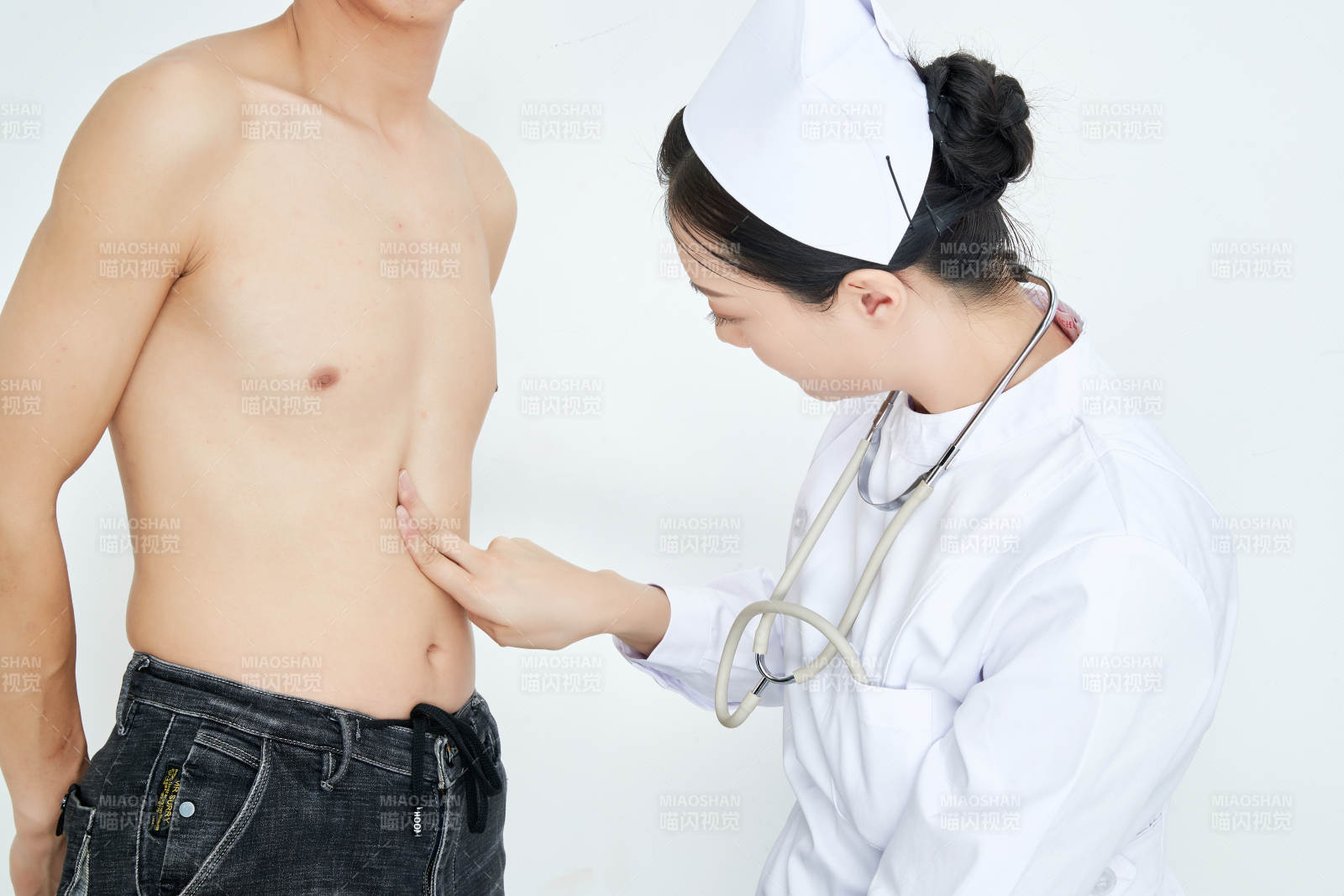 年輕的女性醫護人員為患者進行身體按壓檢查