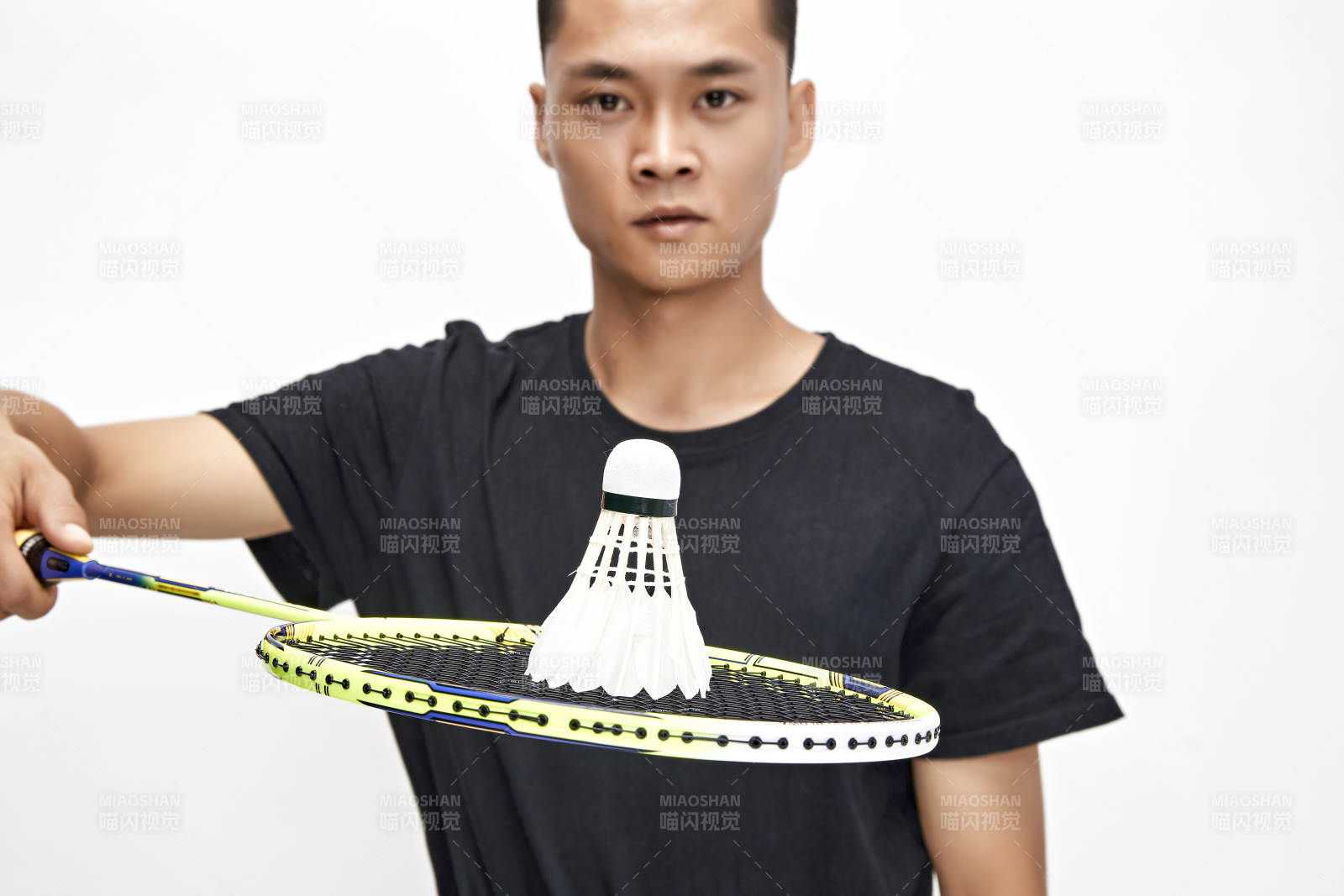 白色背景下健硕的亚洲羽毛球运动员形象