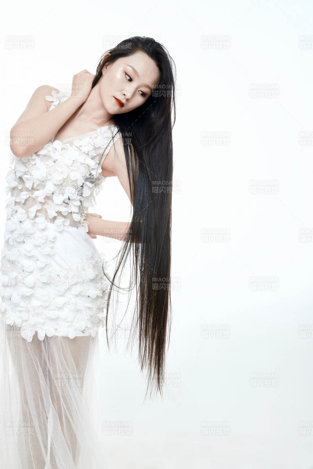 白色背景舞動長發的少女人像