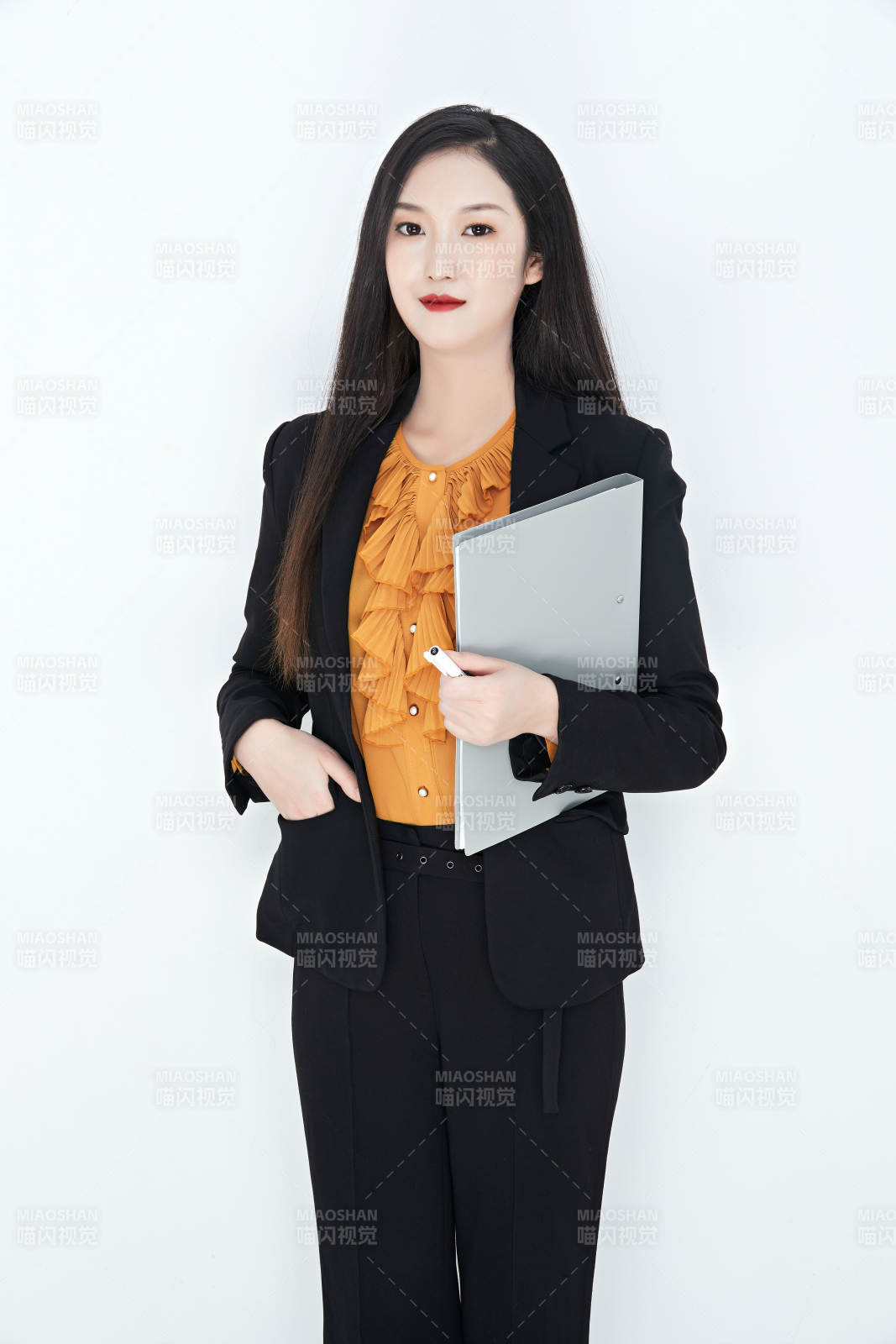 白色背景下的美麗商務(wù)女性肖像