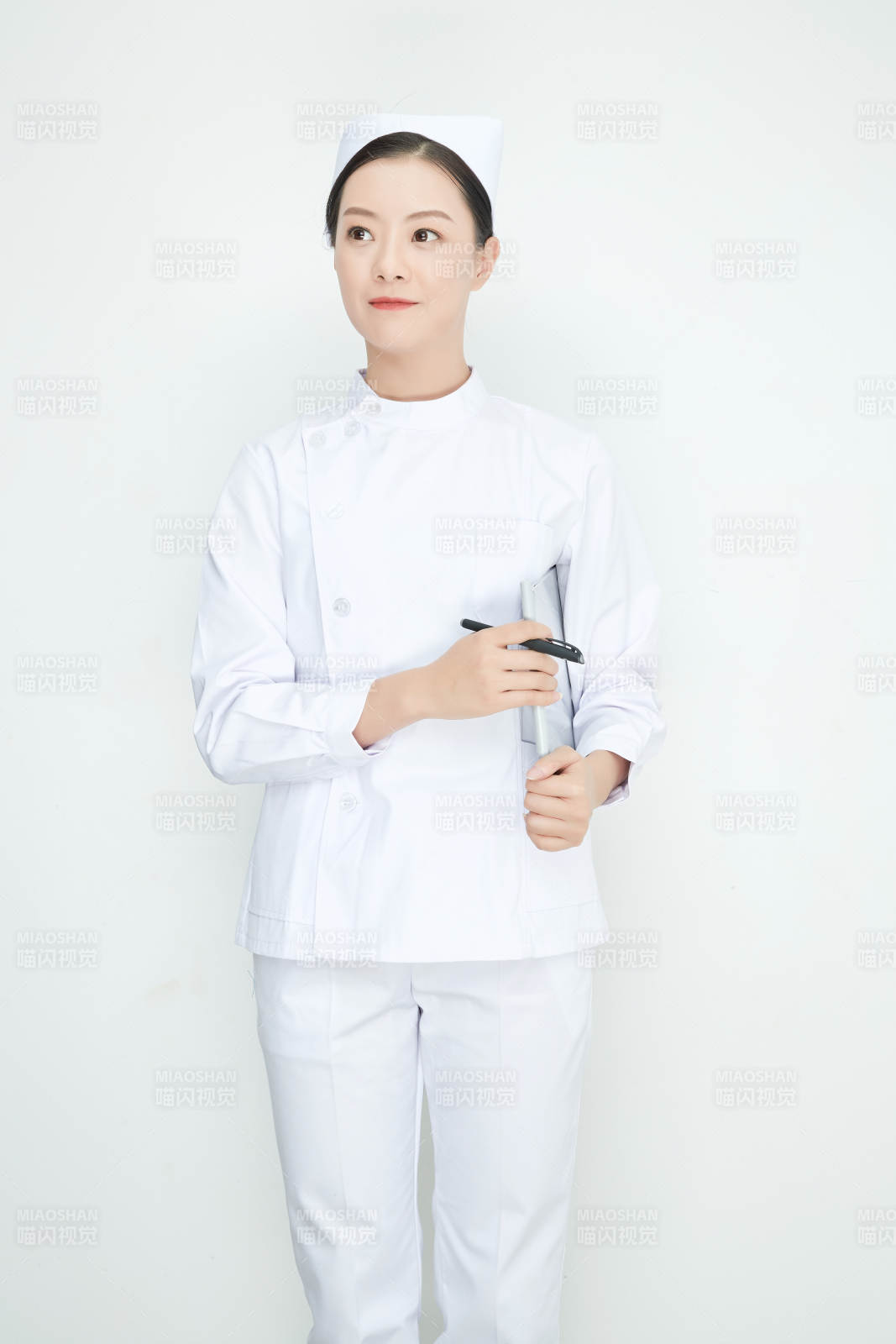 白背景里穿護士服手持病歷夾的美女護士