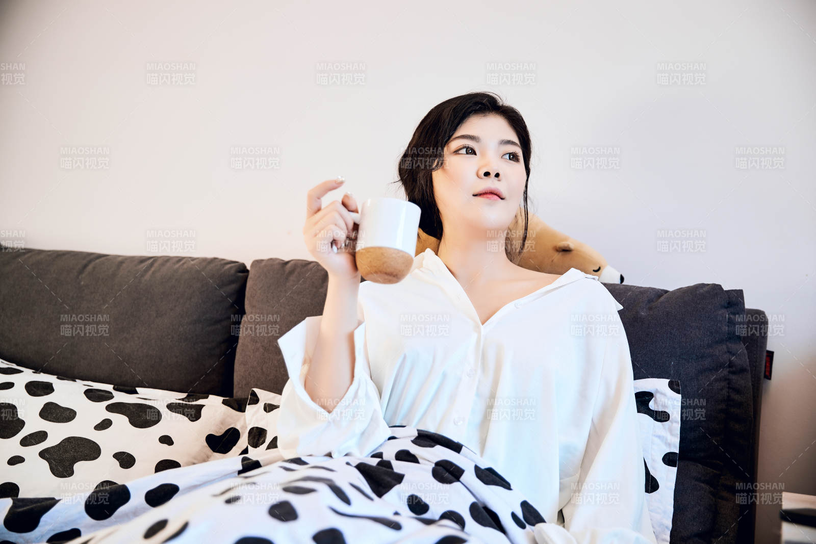 剛剛睡醒,起床的亞洲女孩