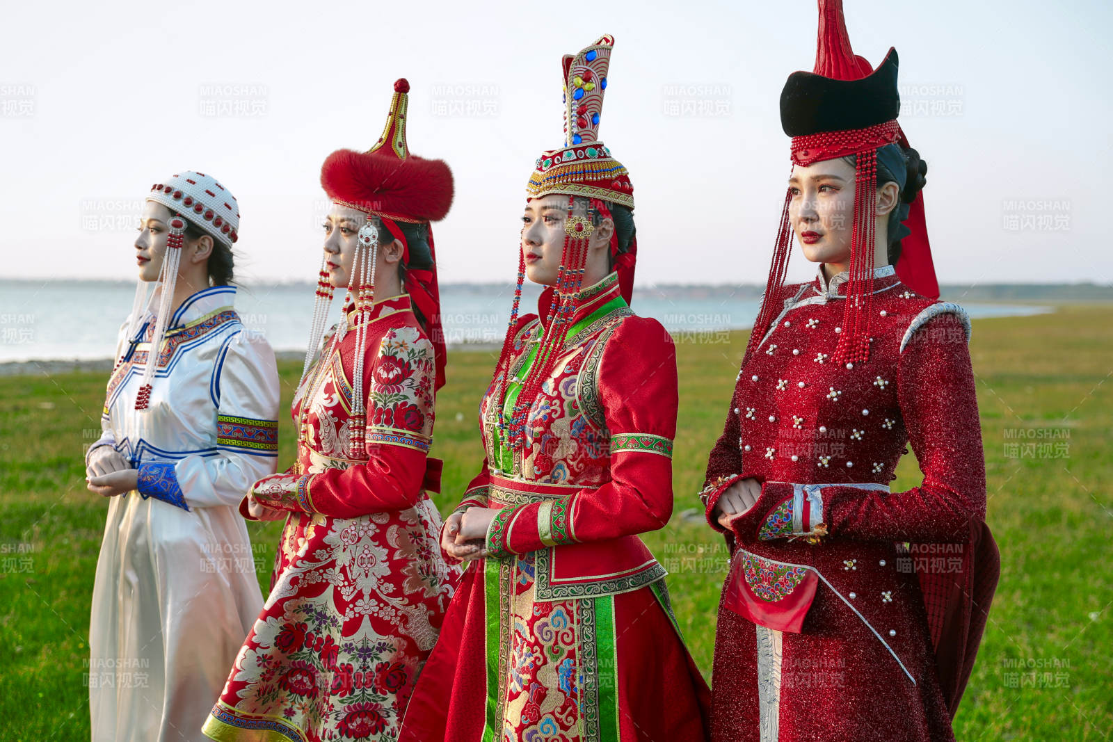 草原上穿着蒙古族传统服饰的亚洲年轻美少女