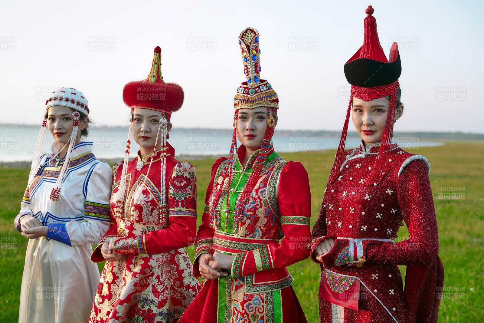 草原上穿著蒙古族傳統服飾的亞洲年輕美少女