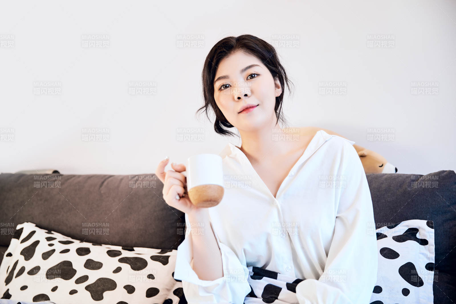 剛剛睡醒,起床的亞洲女孩