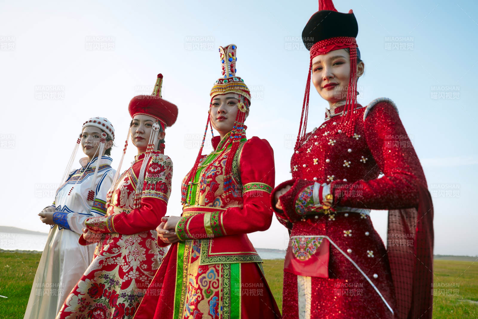 草原上穿著蒙古族傳統服飾的亞洲年輕美少女