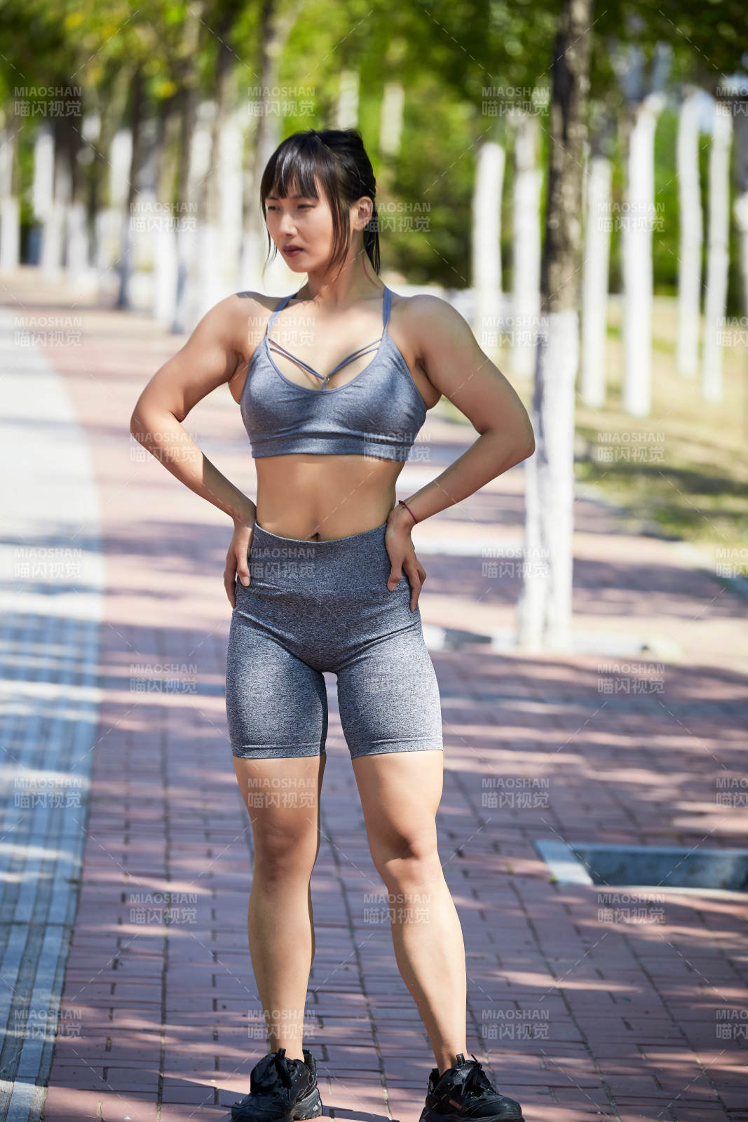 戶外河畔公園進行跑步鍛煉的亞洲女性