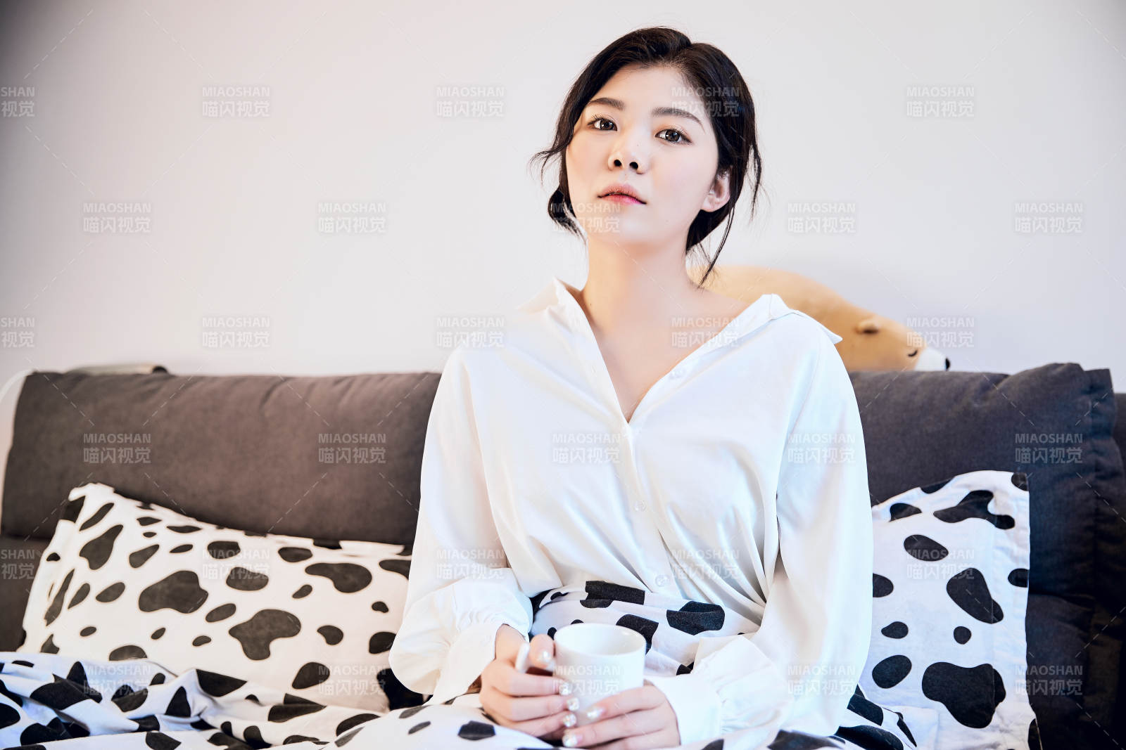 剛剛睡醒,起床的亞洲女孩