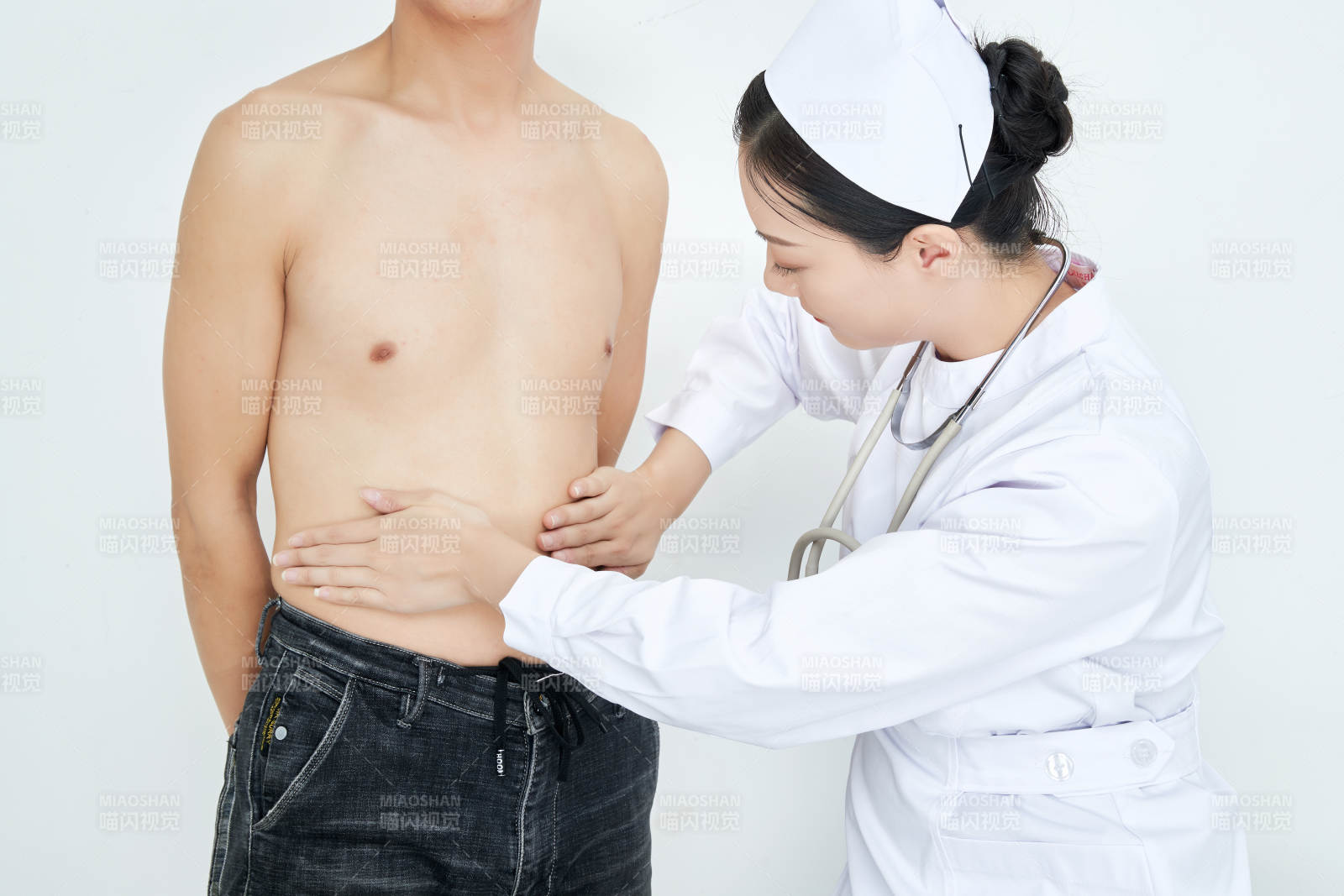 年輕的女性醫護人員為患者進行身體按壓檢查