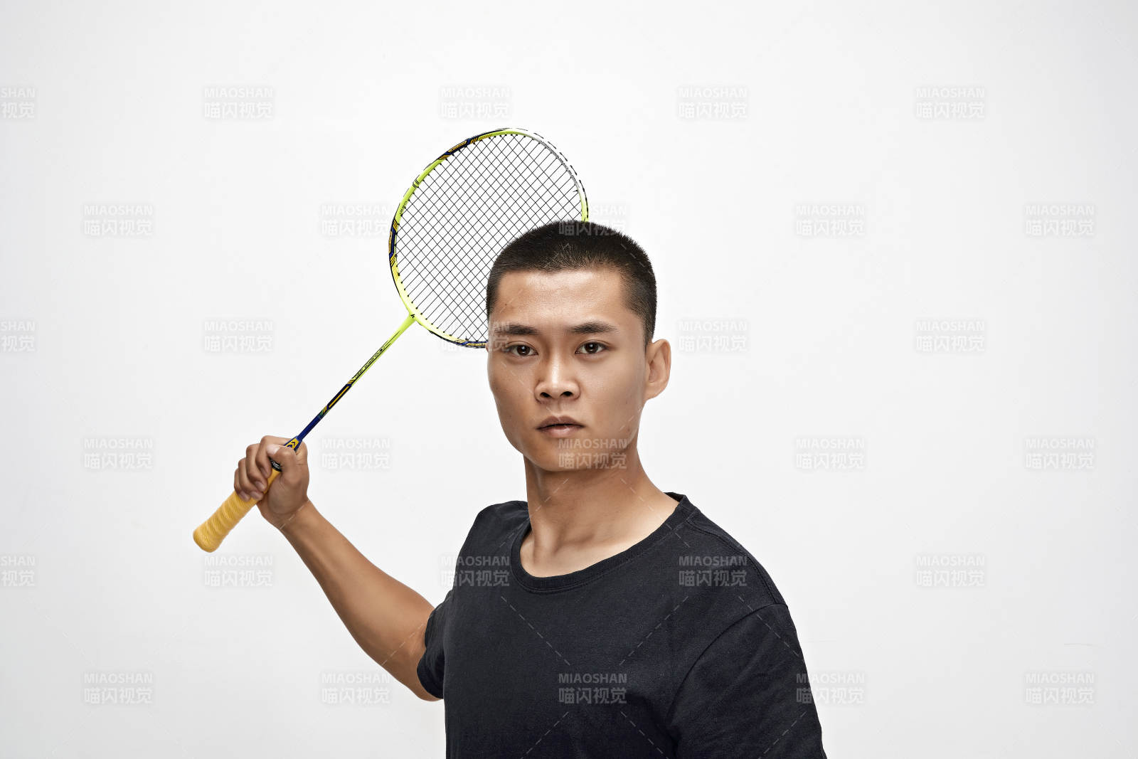 白色背景下健硕的亚洲羽毛球运动员形象