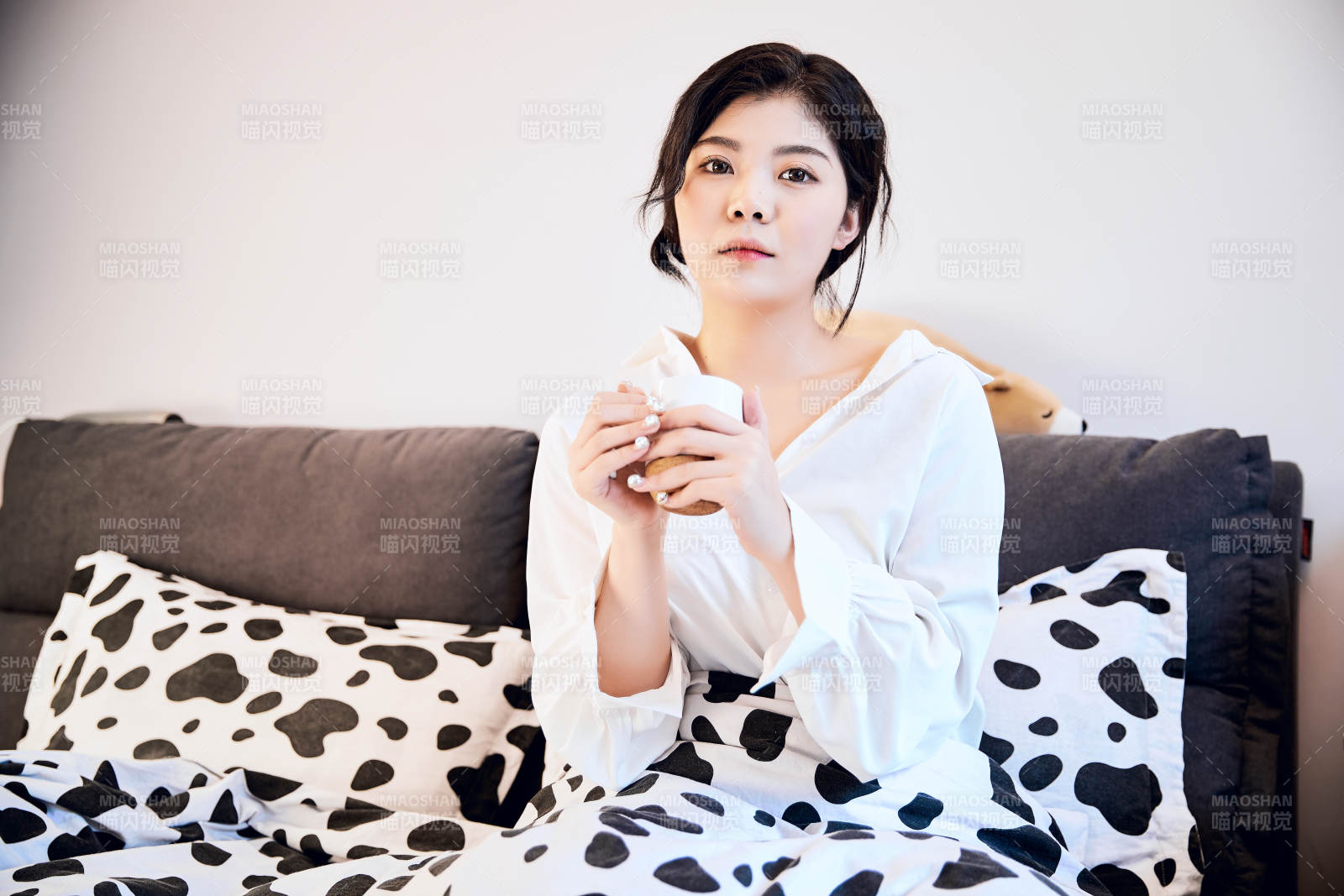 剛剛睡醒,起床的亞洲女孩