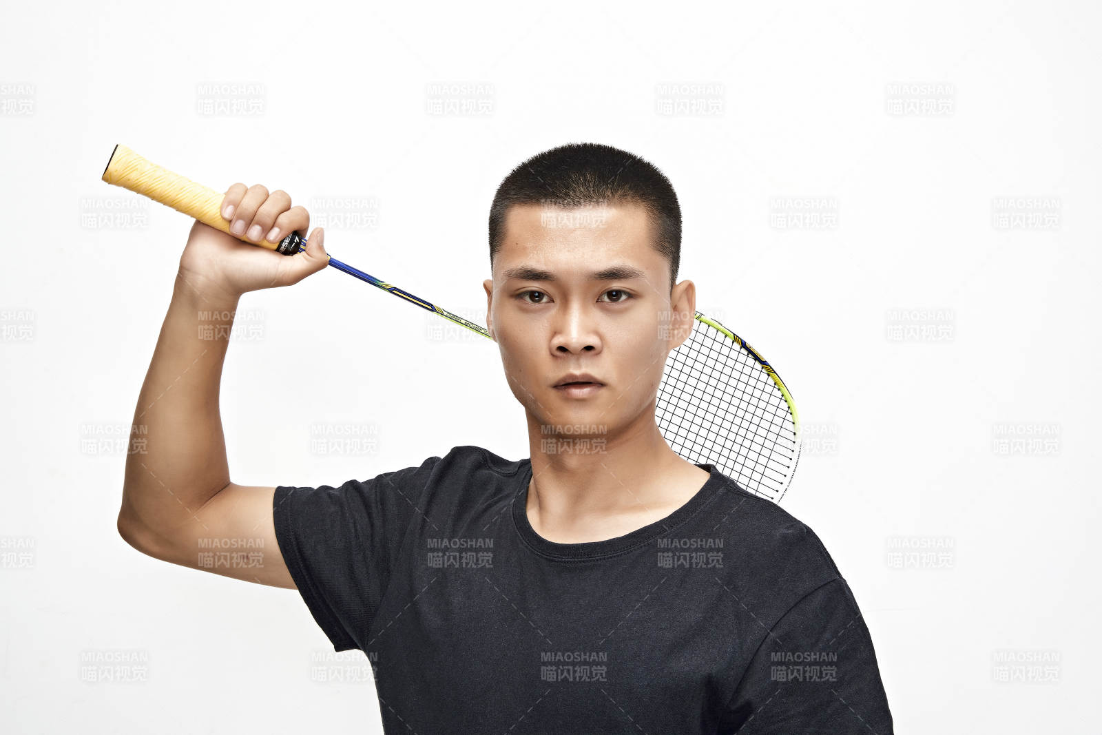 白色背景下健硕的亚洲羽毛球运动员形象
