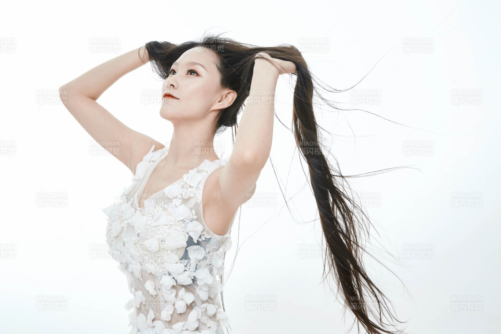 白色背景舞動長發的少女人像
