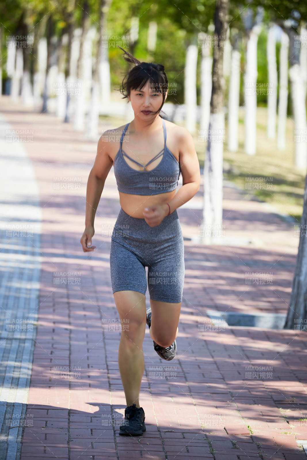 戶外河畔公園進行跑步鍛煉的亞洲女性