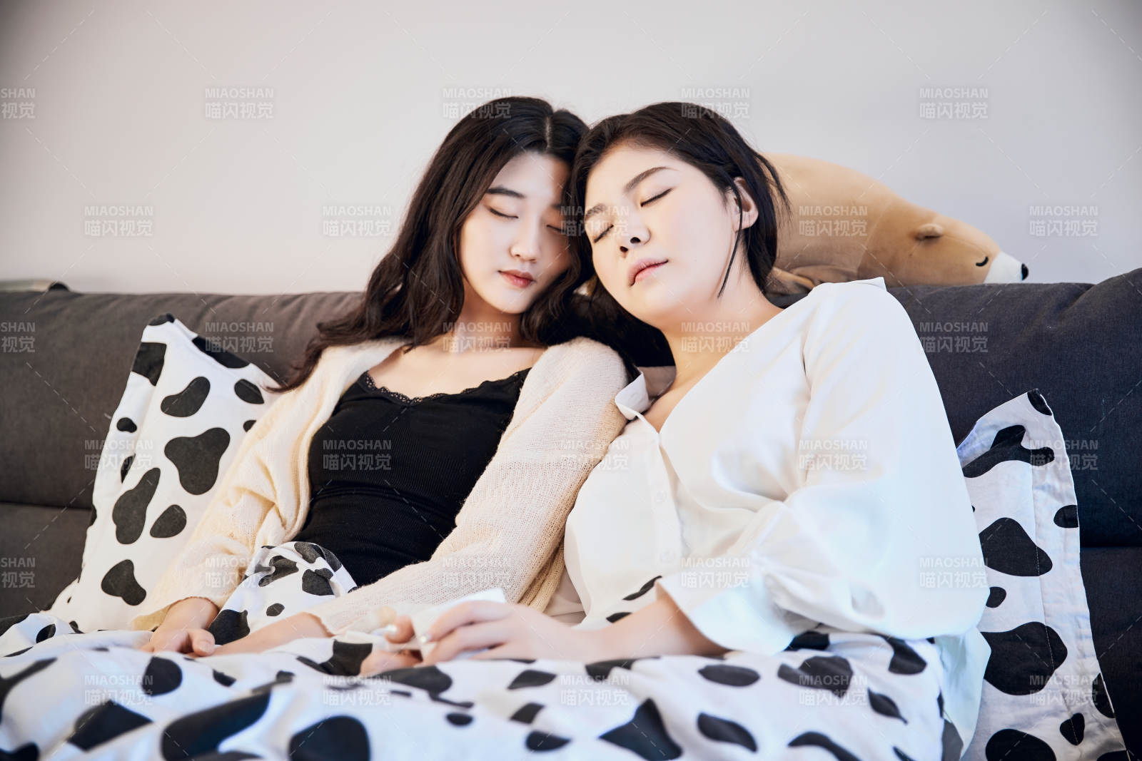 坐在床上玩耍的倆位年輕亞洲美女