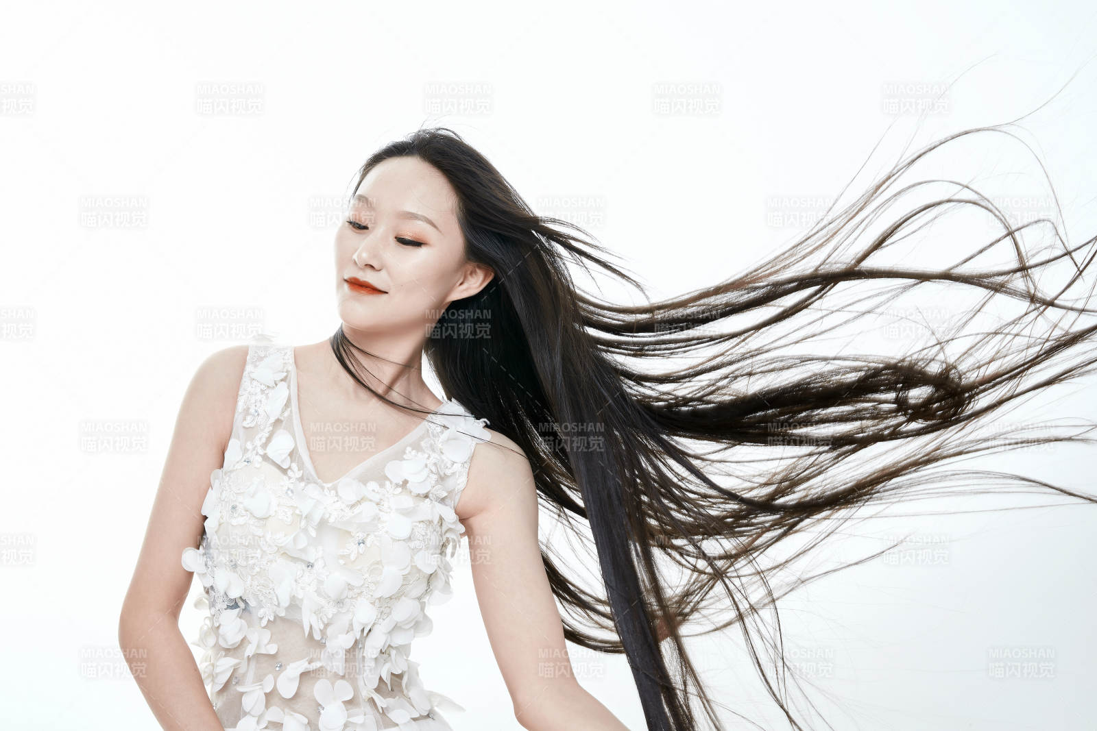 白色背景舞動長發的少女人像