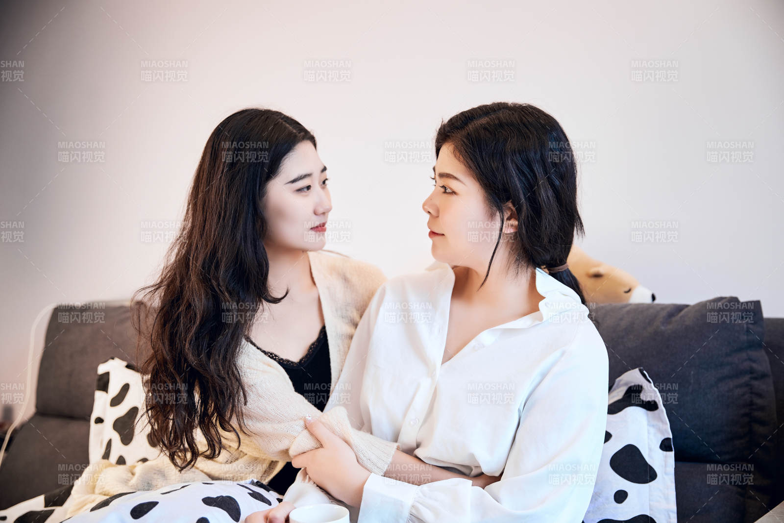 坐在床上玩耍的倆位年輕亞洲美女