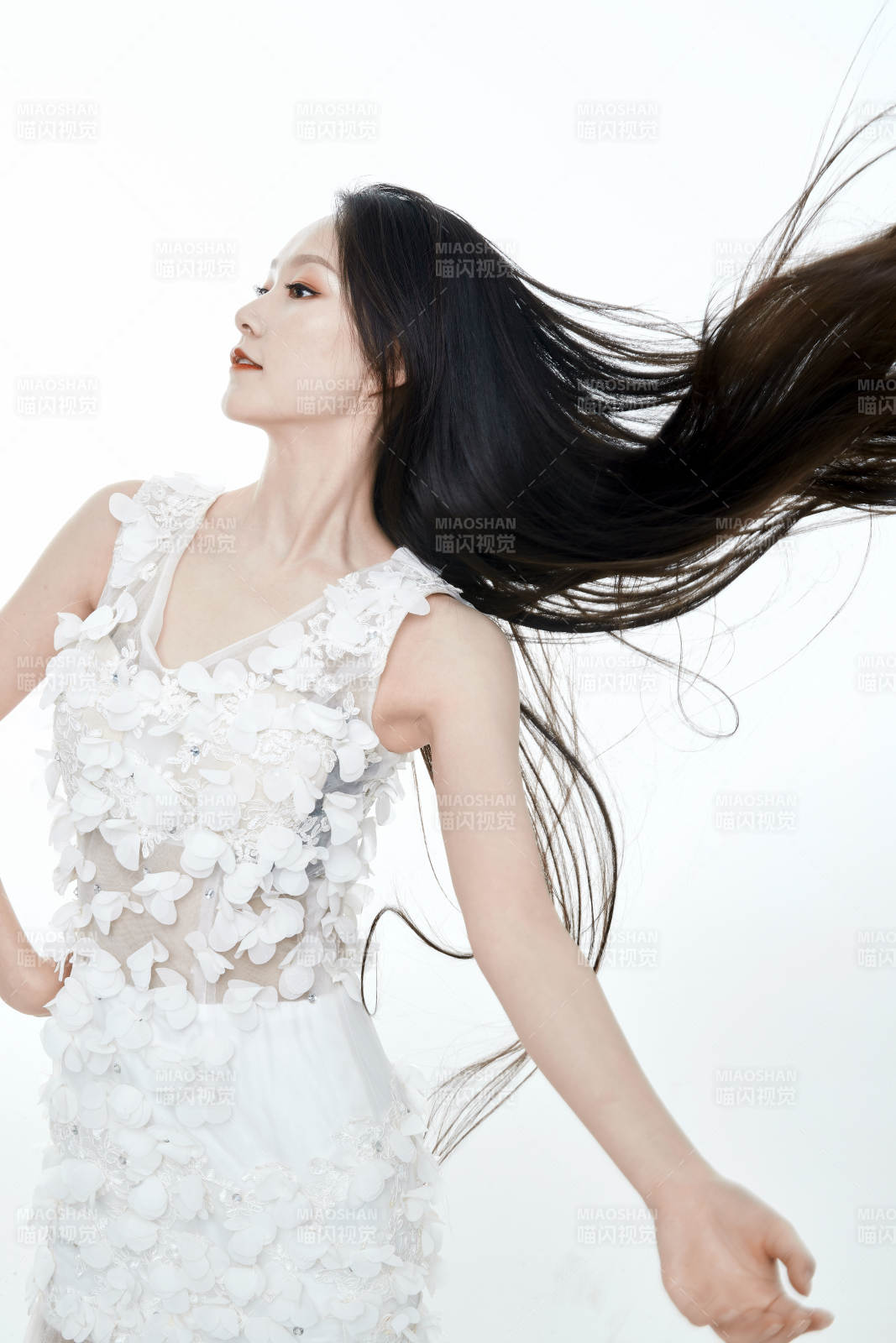 白色背景舞動長發的少女人像