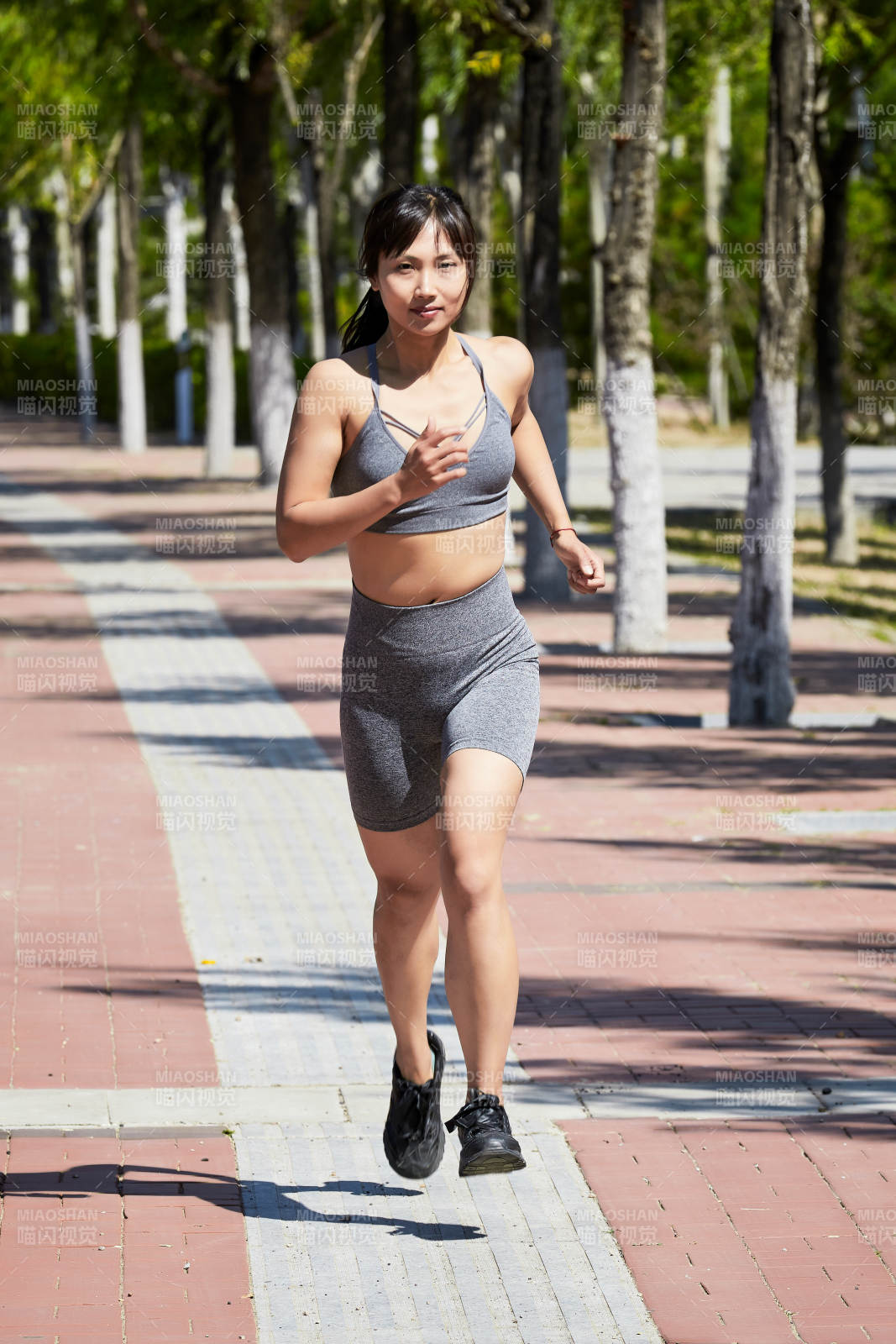 戶外河畔公園進行跑步鍛煉的亞洲女性