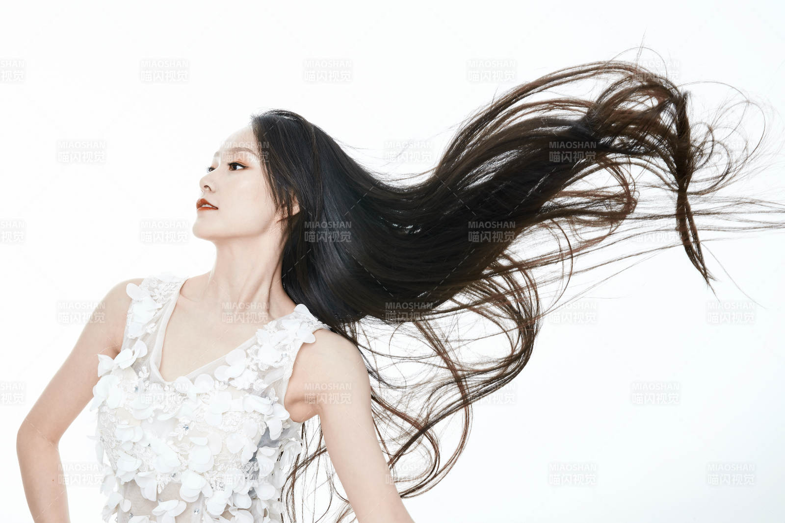 白色背景舞動長發的少女人像