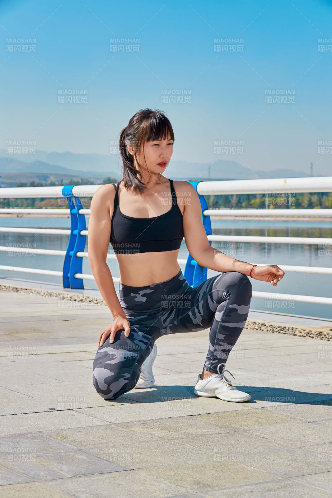 戶外河畔公園做拉伸有氧運動的亞洲女性