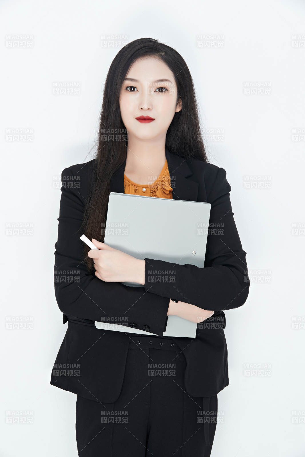 白色背景下的美麗商務(wù)女性肖像