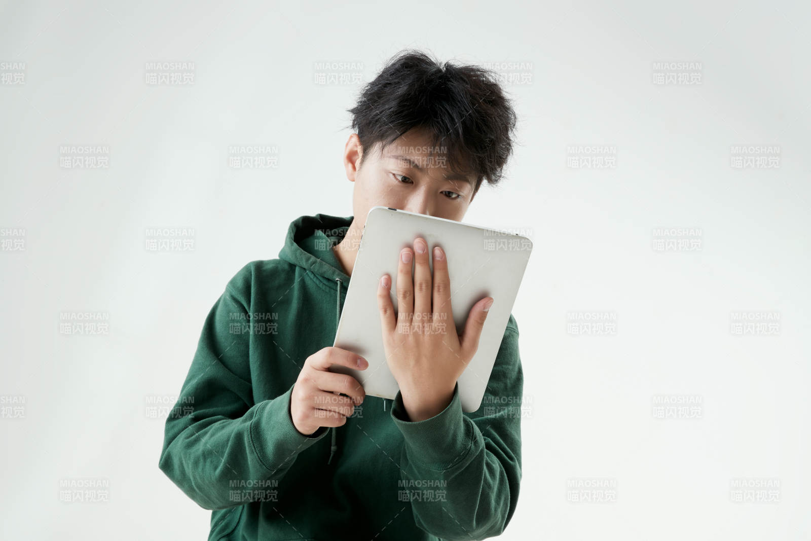 沉浸在網絡戀愛世界的青年男子