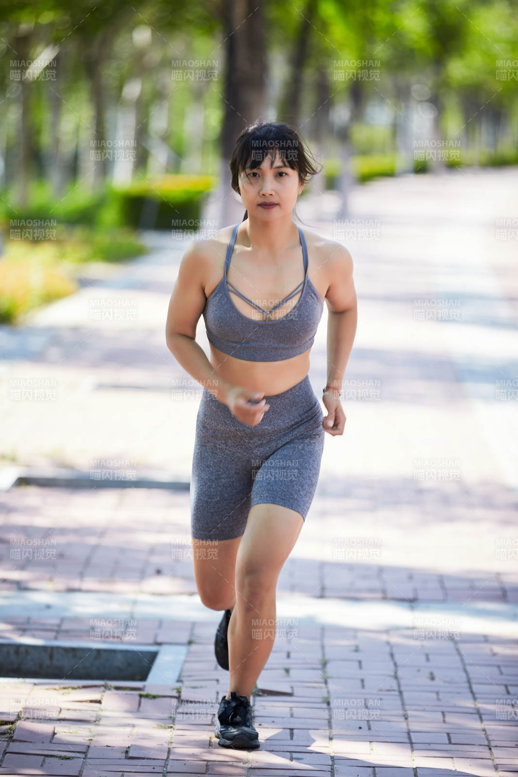 戶外河畔公園進行跑步鍛煉的亞洲女性