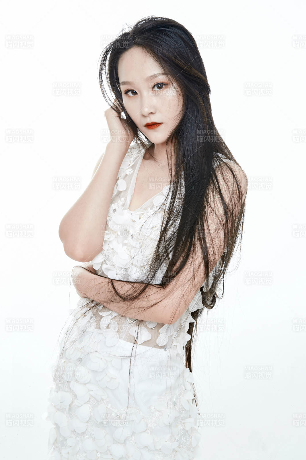 白色背景舞動長發的少女人像