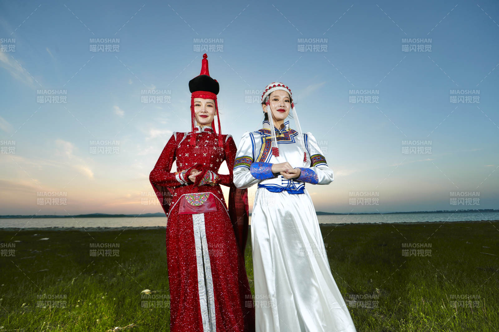 草原上穿著蒙古族傳統服飾的亞洲年輕美少女