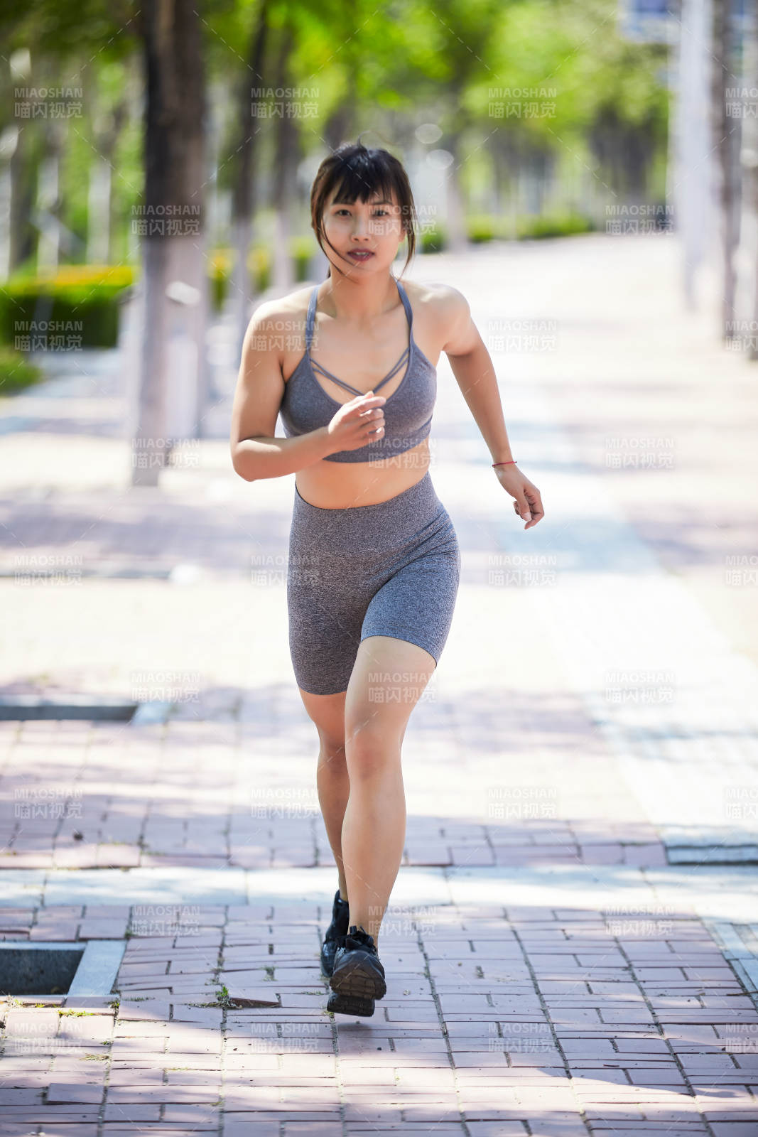 戶外河畔公園進行跑步鍛煉的亞洲女性