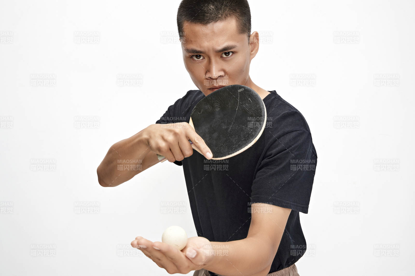 白色背景下健碩的亞洲乒乓球運動員形象