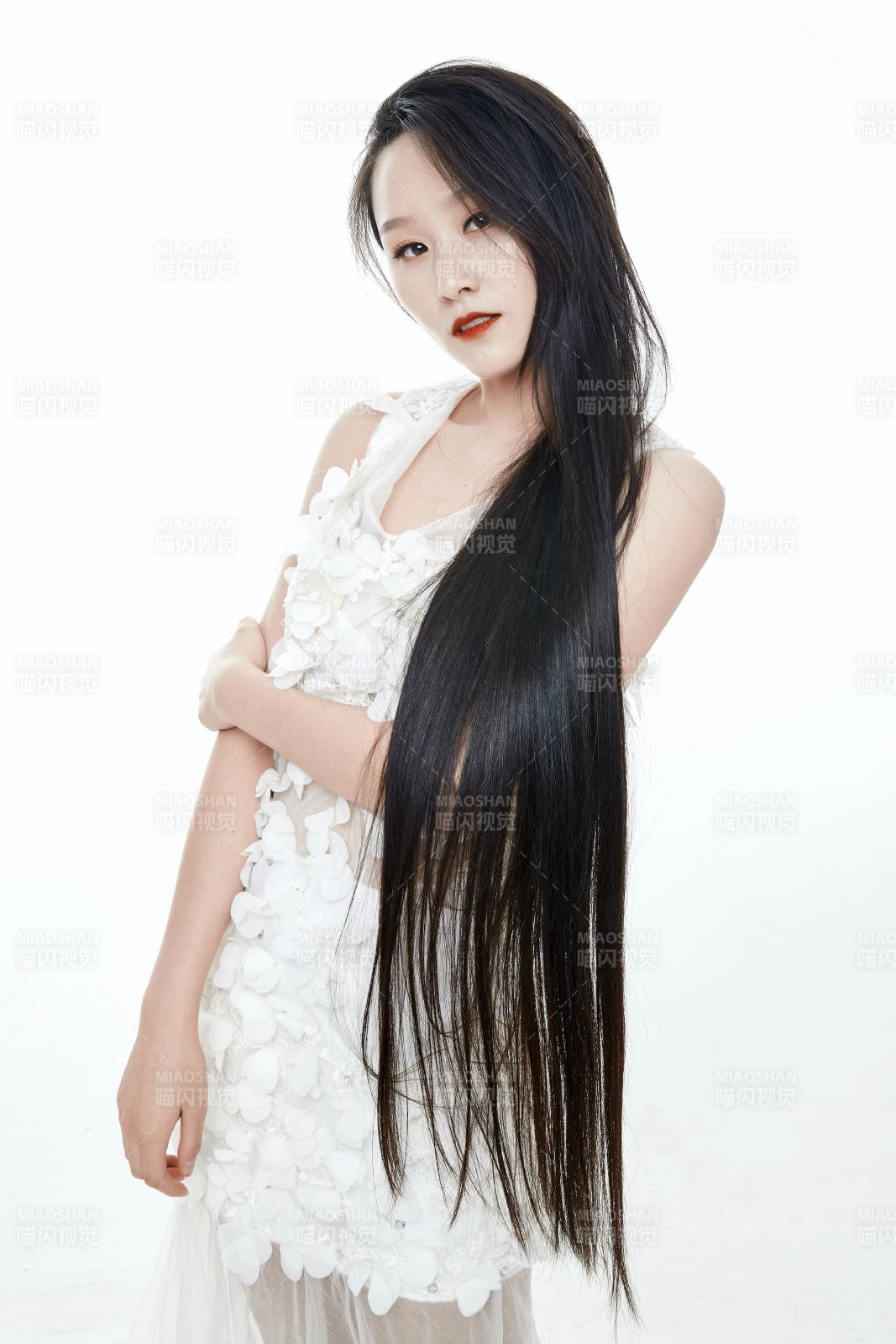 白色背景舞動(dòng)長發(fā)的少女人像