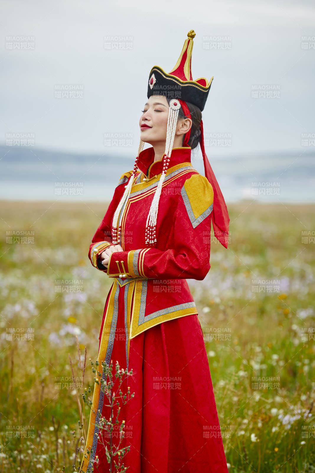 草原上身穿豪華蒙古族服飾的蒙族少女