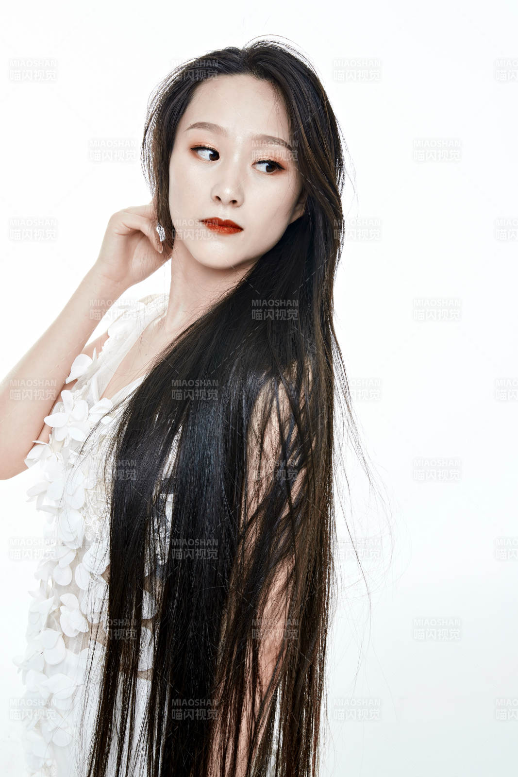 白色背景舞動長發的少女人像