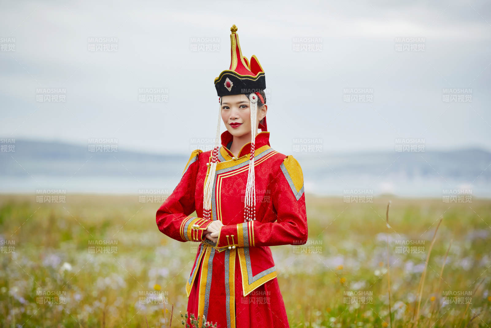 草原上身穿豪華蒙古族服飾的蒙族少女