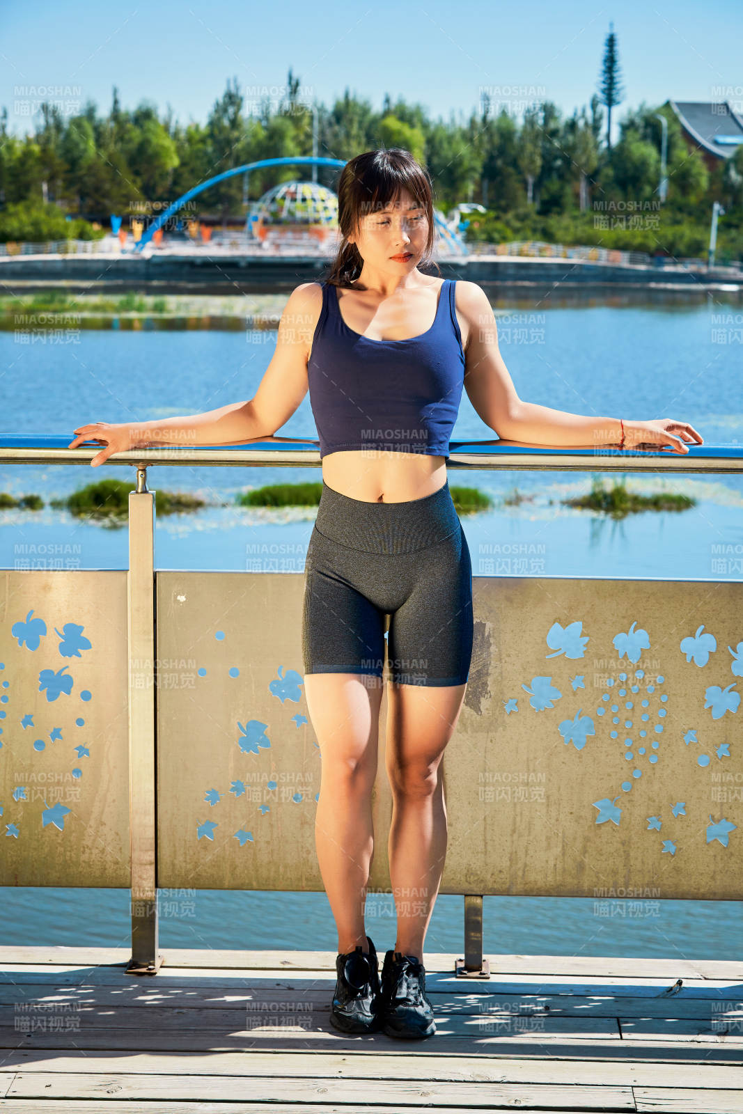 戶外河畔公園做拉伸有氧運動的亞洲女性