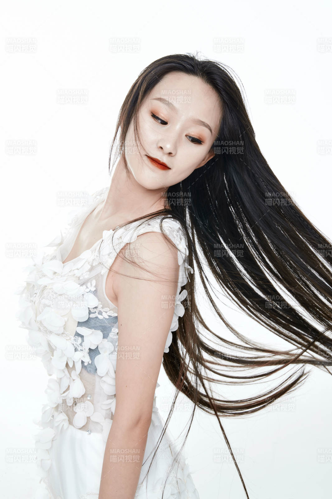 白色背景舞動長發的少女人像