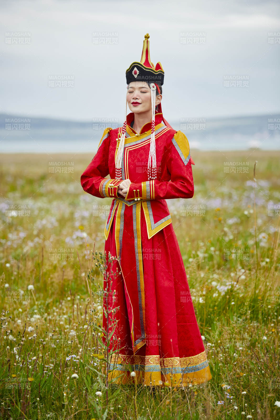 草原上身穿豪华蒙古族服饰的蒙族少女图片