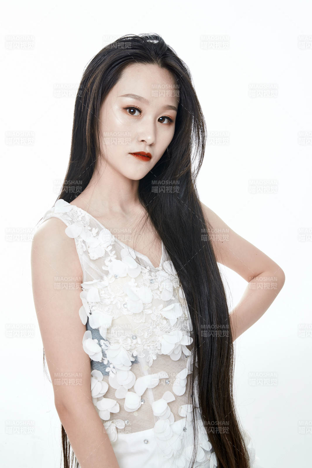 白色背景舞動長發的少女人像