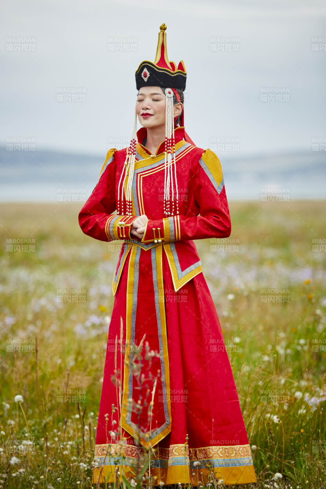 草原上身穿豪華蒙古族服飾的蒙族少女