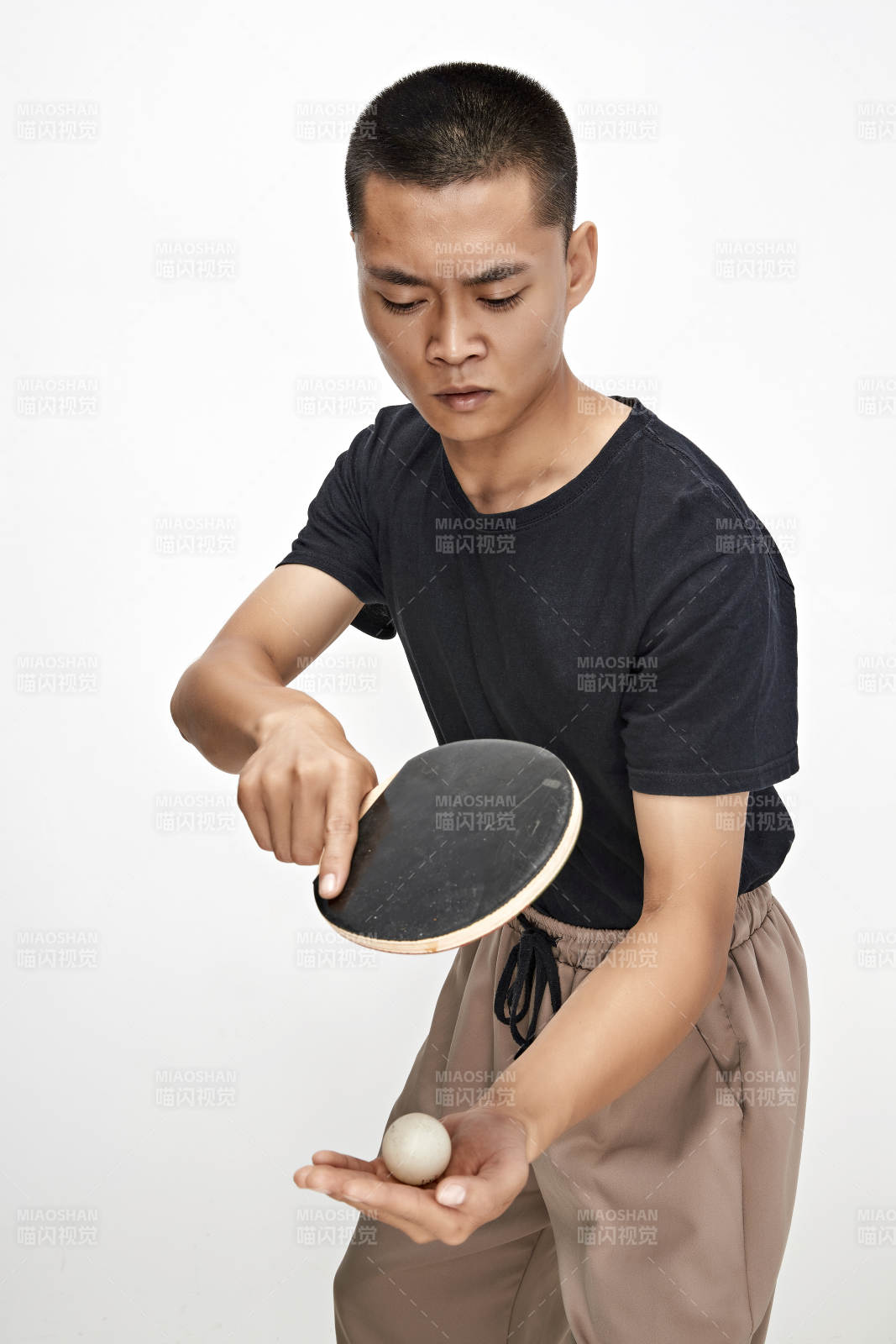 白色背景下健碩的亞洲乒乓球運(yùn)動員形象