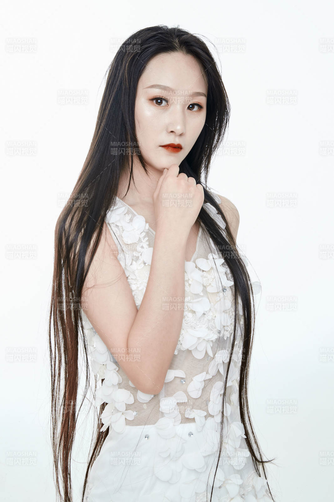 白色背景舞動長發(fā)的少女人像