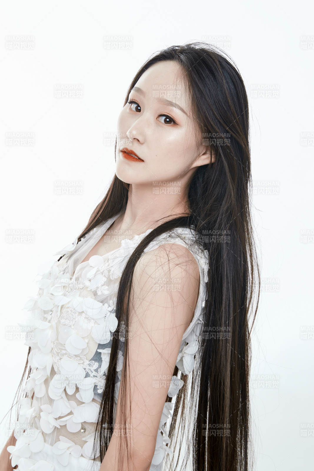 白色背景舞動長發的少女人像