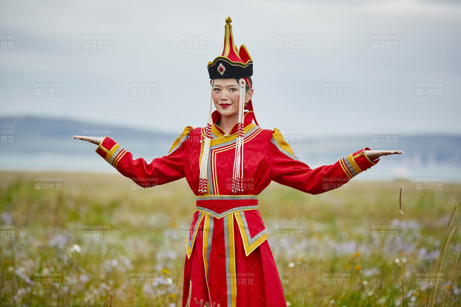 草原上身穿豪华蒙古族服饰的蒙族少女图片